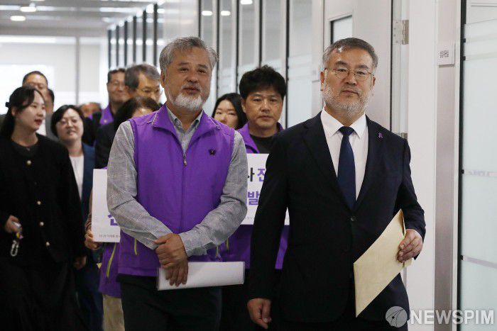 [서울=뉴스핌] 정일구 기자 = 이정민 10·29 이태원 참사 유가족협의회 운영위원장을 비롯한 유가족들이 2일 오후 서울 중구 10·29 이태원참사 진상조사와 재발방지를 위한 특별조사위원회에서 송기춘 특조위원장에게 1호 진상규명 조사신청서를 접수한 뒤 면담을 위해 이동하고 있다. 2024.10.02 mironj19@newspim.com