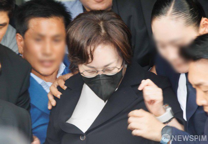 [서울=뉴스핌] 윤창빈 기자 = 10.29 이태원 참사 당시 부실 대응으로 참사 피해를 키운 혐의 등으로 기소된 박희영 용산구청장이 30일 오후 서울 마포구 서울서부지방법원에서 열린 1심 선고공판에서 금고 무죄를 선고받고 나서고 있다. 2024.09.30 pangbin@newspim.com