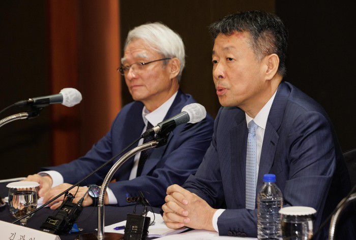 김광일 MBK파트너스 부회장(우)과 강성두 영풍 사장(좌). [뉴스핌DB]