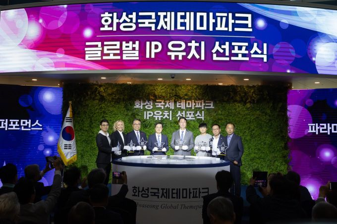 경기도는 10일 화성시청에서 화성국제테마파크 글로벌 브랜드 유치 선포식을 열고 화성국제테마파크의 글로벌 브랜드 파트너로 파라마운트가 결정됐음을 공식 발표했다. 행사에는 김동연 경기도지사, 정명근 화성시장, 임영록 신세계프라퍼티 사장, 마리 막스(Marie Marks) 파라마운트 엔터테인먼트 부문장 등이 참석해 협력을 다짐했다. [사진=경기도]