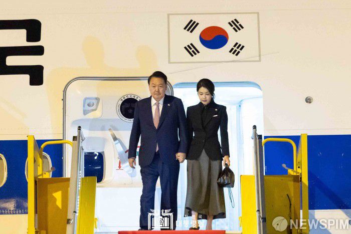 [서울=뉴스핌] 윤석열 대통령과 부인 김건희 여사가 9일(현지시각) 라오스 비엔티안 왓타이 국제공항에 도착해 공군 1호기에서 내리고 있다.[사진=대통령실 ] 2024.10.10 photo@newspim.com
