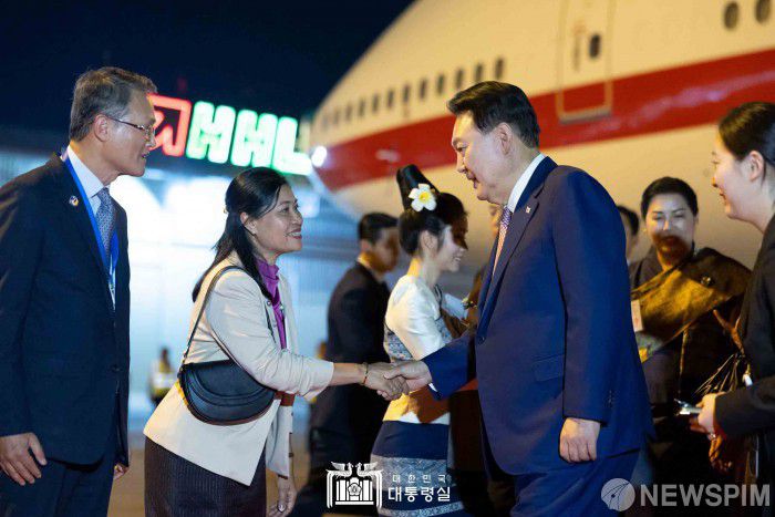 [서울=뉴스핌] 윤석열 대통령이 9일(현지시각) 라오스 비엔티안 왓타이 국제공항에 도착해 환영 인사들과 악수하고 있다.[사진=대통령실 ] 2024.10.10 photo@newspim.com