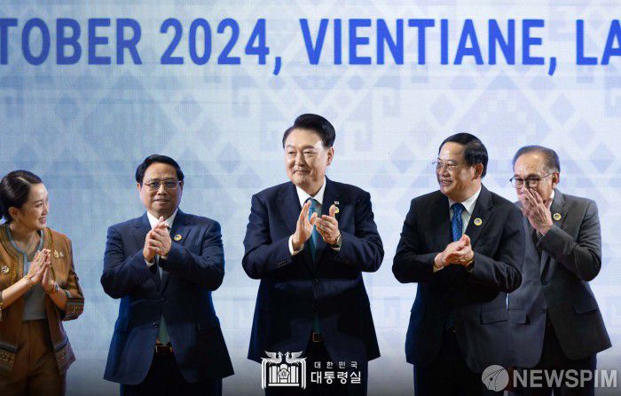 [서울=뉴스핌] 윤석열 대통령이 10일(현지시간) 라오스 비엔티안 국립컨벤션센터에서 열린 한-아세안(ASEAN·동남아시아국가연합) 정상회의에서 기념촬영 뒤 박수치고 있다. 왼쪽부터 패통탄 친나왓 태국 총리; 팜 밍 찡 베트남 총리; 윤 대통령; 의장국인 손싸이 시판돈 라오스 총리; 안와르 빈 이브라힘; 말레이시아 총리.[사진=대통령실 ] 2024.10.10 photo@newspim.com