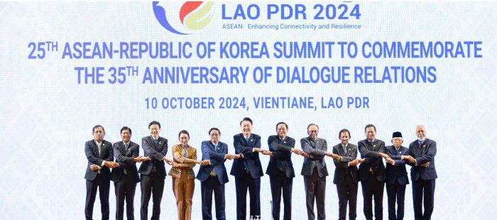 [서울=뉴스핌] 윤석열 대통령이 10일(현지시각) 라오스 비엔티안 국립컨벤션센터에서 열린 한-아세안(ASEAN·동남아시아국가연합) 정상회의에서 참석 정상들과 기념촬영하고 있다.왼쪽부터 아웅 쪼 모 미얀마 외교부 사무차관, 페르디난드 마르코스 필리핀 대통령, 로런스 웡 싱가포르 총리, 패통탄 친나왓 태국 총리, 팜 민 찐 베트남 총리, 윤 대통령, 손싸이 시판돈 라오스 총리, 안와르 이브라힘 말레이시아 총리, 하사날 볼키아 브루나이 국왕, 훈 마넷 캄보디아 총리, 마루프 아민 인도네시아 부통령, 샤나나 구스마웅 동티모르 총리.[사진=대통령실 ] 2024.10.10 photo@newspim.com