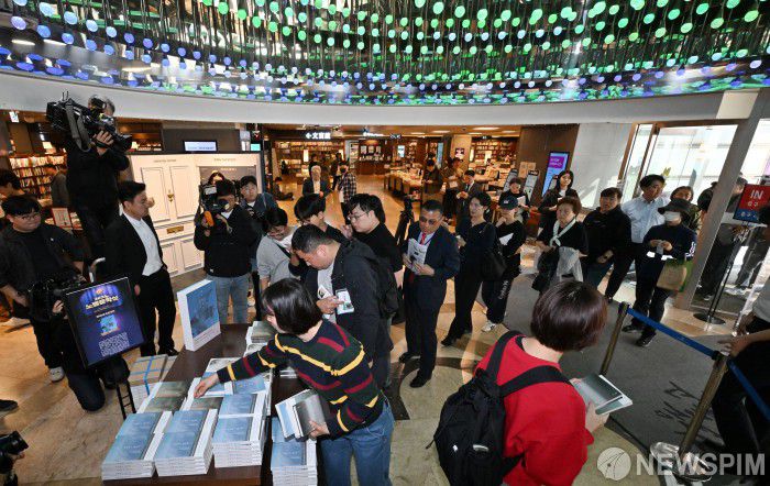 [서울=뉴스핌] 김학선 기자 = 소설가 한강이 아시아 여성 최초이자 한국 작가 최초로 노벨 문학상을 수상한 가운데 11일 서울 종로구 교보문고 광화문점에 마련된 한강 작가 코너에서 시민들이 작가의 책을 구매하고 있다. 노벨 문학상은 지금까지 총 121명의 수상자를 배출했으며, 한강은 18번째 여성 수상자다. 2024.10.11 yooksa@newspim.com