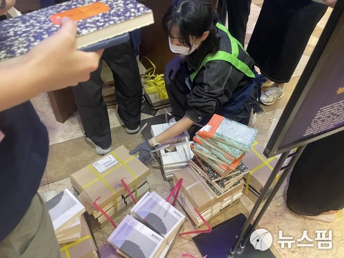 소설가 한강이 아시아 여성 최초이자 한국 작가 최초로 노벨 문학상을 수상한 가운데 11일 오전 서울 종로구 교보문고 광화문점에서 한강 작가 특집 매대에 도서를 채우고 있다.