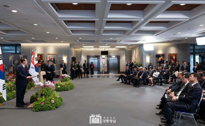 [서울=뉴스핌] 윤석열 대통령과 로렌스 웡 싱가포르 총리가 8일(현지시간) 싱가포르 의회에서 한-싱가포르 공동언론발표를 하고 있다.[사진=대통령실] 2024.10.08 photo@newspim.com