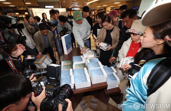 [서울=뉴스핌] 김학선 기자 = 소설가 한강이 아시아 여성 최초이자 한국 작가 최초로 노벨 문학상을 수상한 가운데 11일 서울 종로구 교보문고 광화문점에 마련된 한강 작가 코너에서 시민들이 작가의 책을 구매하고 있다. 노벨 문학상은 지금까지 총 121명의 수상자를 배출했으며, 한강은 18번째 여성 수상자다. 2024.10.11 yooksa@newspim.com