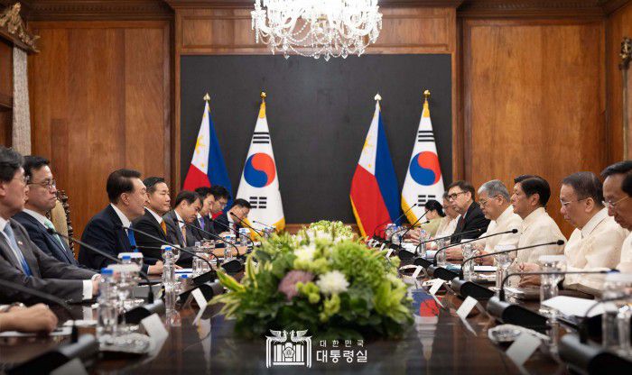 [서울=뉴스핌]윤석열 대통령과 페르디난드 마르코스 주니어 필리핀 대통령이 7일(현지시각) 필리핀 말라카냥 궁에서 한-필리핀 확대 정상회담을 하고 있다. [사진=대통령실 SNS] 2024.10.07 photo@newspim.com