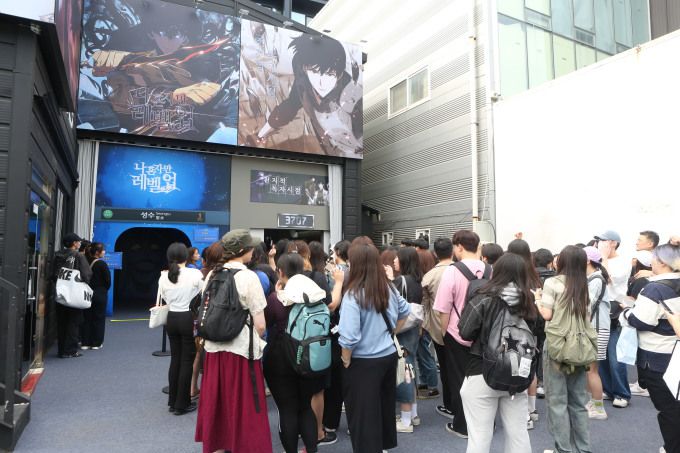 [서울=뉴스핌] 이지은 기자 = '나 혼자만 레벨업', '전지적 독자시점' 팝업스토어를 찾은 팬들 전경 [사진=콘진원] 2024.09.26 alice09@newspim.com