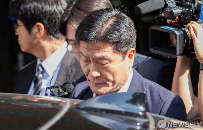 10.29 이태원 참사 당시 부실 대응으로 참사 피해를 키운 혐의 등으로 기소된 이임재 전 용산경찰서장이 서울 마포구 서울서부지방법원에서 열린 1심 선고공판에서 금고 3년형을 선고받고 나서고 있다. [사진=뉴스핌DB]