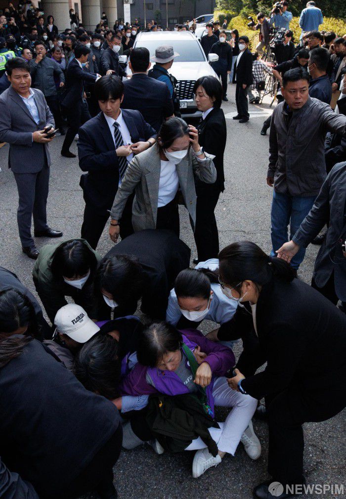 [서울=뉴스핌] 윤창빈 기자 = 10.29 이태원 참사 당시 부실한 대응으로 피해를 키운 혐의로 기소된 김광호 전 서울경찰청장 17일 오전 서울 마포구 서울서부지방법원에서 열린 선고 공판에서 무죄를 선고받고 나오고 있는 가운데 이태원 참사 유가족들이 차량 앞에 주저앉아 있다. 2024.10.17 pangbin@newspim.com