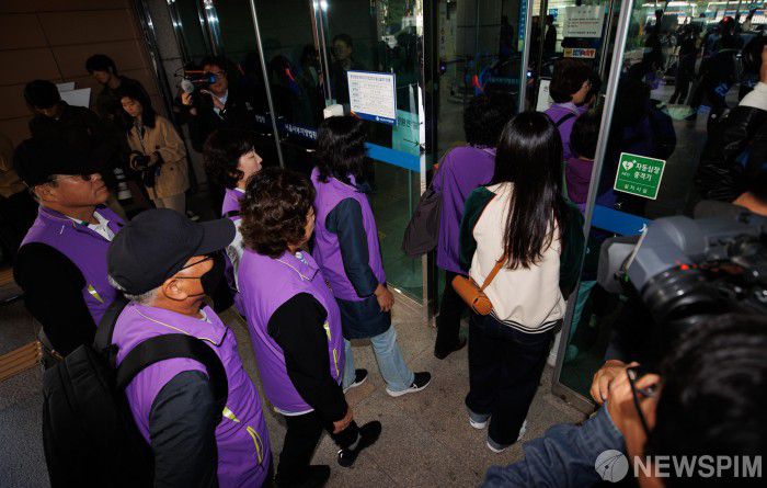 [서울=뉴스핌] 윤창빈 기자 = 10·29 이태원 참사 유가족협의회가 17일 오전 서울 마포구 서울서부지방법원 앞에서 이태원 참사 당시 부실한 대응으로 피해를 키운 혐의로 기소된 김광호 전 서울경찰청장의 선고 공판을 방청하기 위해 법정으로 향하고 있다. 2024.10.17 pangbin@newspim.com