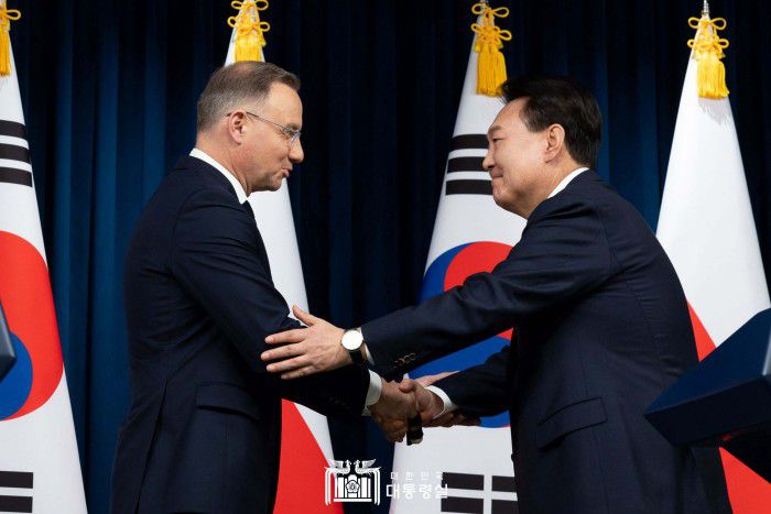 [서울=뉴스핌] 윤석열 대통령과 안제이 두다 폴란드 대통령이 24일 서울 용산 대통령실 청사에서 한-폴란드 공동언론발표를 마친 뒤 악수하고 있다. [사진=대통령실] 2024.10.24 photo@newspim.com