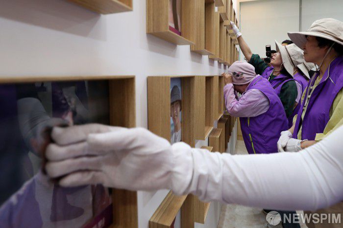 [서울=뉴스핌] 김학선 기자 = 이태원 참사 유가족들이 지난 6월 서울 중구 부림빌딩에 마련된 임시 기억·소통공간 '별들의집'에서 희생자들의 사진을 보며 슬픔에 잠겨 있다. 2024.06.16 yooksa@newspim.com