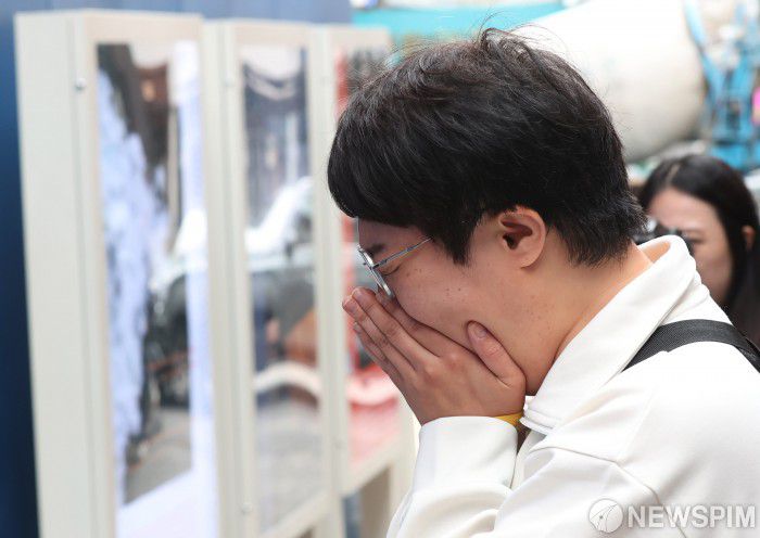 [서울=뉴스핌] 이호형 기자 = ‘10·29 이태원 참사 2주기’를 맞은 29일 서울 용산구 이태원역 1번 출구 인근 사고 현장 '기억과 안전의 길'에서 유족의 지인이 눈물을 흘리고 있다. 2024.10.29 leemario@newspim.com