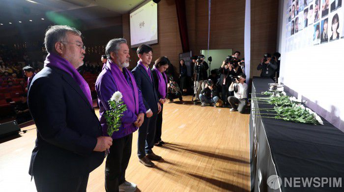 [서울=뉴스핌] 윤창빈 기자 = 송기춘 이태원참사 특별조사위원회 위원장과 이정민 유가족협의회 위원장 등이 29일 국회에서 열린 10·29 이태원참사 2주기 추모식에서 희생자들의 영정에 헌화하고 있다. 2024.10.29 pangbin@newspim.com