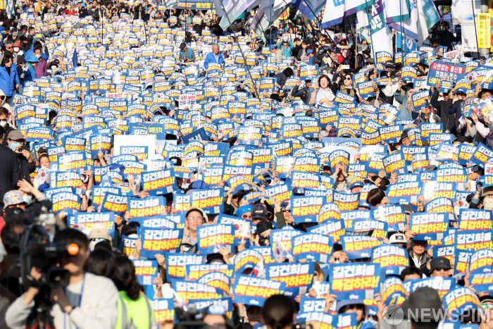 [서울=뉴스핌] 이형석 기자 = 2일 오후 서울역 인근에서 열린 김건희·윤석열 국정농단 규탄·특검촉구 국민행동의 날에서 참석자들이 피켓을 들고 구호를 외치고 있다. 2024.11.02 leehs@newspim.com
