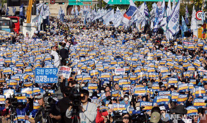 [서울=뉴스핌] 이형석 기자 = 2일 오후 서울역 인근에서 열린 김건희·윤석열 국정농단 규탄·특검촉구 국민행동의 날에서 참석자들이 피켓을 들고 구호를 외치고 있다. 2024.11.02 leehs@newspim.com