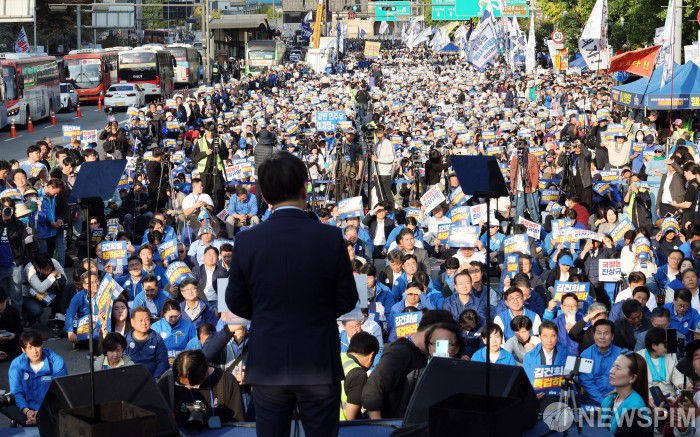 [서울=뉴스핌] 이형석 기자 = 이재명 더불어민주당 대표가 2일 오후 서울역 인근에서 열린 김건희·윤석열 국정농단 규탄·특검촉구 국민행동의 날에서 연설을 하고 있다. 2024.11.02 leehs@newspim.com