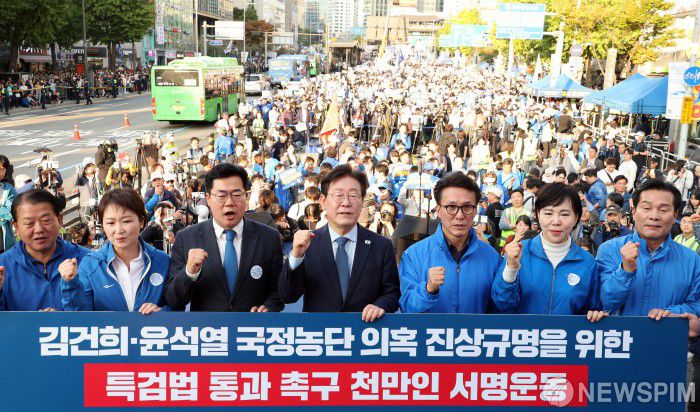 [서울=뉴스핌] 이형석 기자 = 이재명 더불어민주당 대표와 박찬대 원내대표를 비롯한 최고위원들이 2일 오후 서울역 인근에서 열린 김건희·윤석열 국정농단 규탄·특검촉구 국민행동의 날에서 특검법 통과 촉구 천만인 서명운동 퍼포먼스를 하고 있다. 2024.11.02 leehs@newspim.com