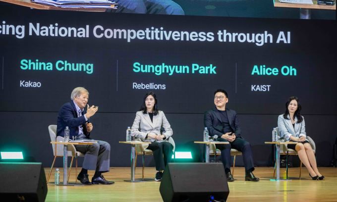 지난 5일 오후 서울 강남구 코엑스에서 열린 'SK AI 서밋'의 '국가 AI 전략' 세션 패널 토의에서 참석자들이 발언하고 있다. (왼쪽부터) 염재호 태재대 총장 겸 국가AI위원회 부위원장, 정신아 카카오 대표, 박성현 리벨리온 대표, 오혜연 KAIST 전산학부 교수. [사진=SK]