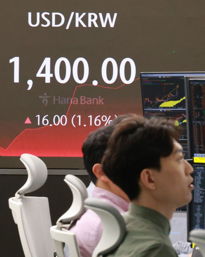 [서울=뉴스핌] 양윤모 기자 = 16일 오전 서울외환시장에서 원·달러 환율이 전장 대비16.00원(1.16%) 상승한 1,400.00원에 거래된 가운데  서울 중구 하나은행  딜링룸에서 직원들이 업무를 보고 있다.  아날 원·달러 환율은 중동지역 확전 우려에 달러 가치가 급등하면서 원·달러 환율이 2022년 11월10일(1378.5원) 이후 17개월 만에 최고치로 거래되고 있다. 2024.04.16 yym58@newspim.com
