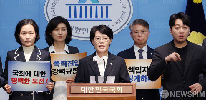 [서울=뉴스핌] 이형석 기자 = 전종덕 진보당 의원이 11일 오후 서울 여의도 국회 소통관에서 윤석열 정권 공안탄압 규탄 기자회견을 열고 있다. 2024.11.11 leehs@newspim.com