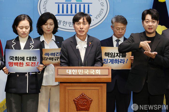 [서울=뉴스핌] 이형석 기자 = 한창민 사회민주당 대표가 11일 오후 서울 여의도 국회 소통관에서 윤석열 정권 공안탄압 규탄 기자회견을 열고 있다. 2024.11.11 leehs@newspim.com