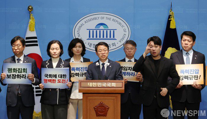 [서울=뉴스핌] 이형석 기자 = 박홍배 더불어민주당 의원이 11일 오후 서울 여의도 국회 소통관에서 윤석열 정권 공안탄압 규탄 기자회견을 열고 있다. 2024.11.11 leehs@newspim.com