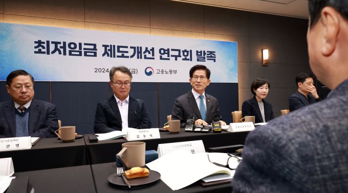 김문수 고용노동부 장관(왼쪽에서 세번째)이 8일 오전 서울 여의도 파크원 타워에서 열린 '최저임금 제도개선 연구회 킥오프 회의'에서 발언하고 있다. [사진=고용노동부] 2024.11.08 jsh@newspim.com