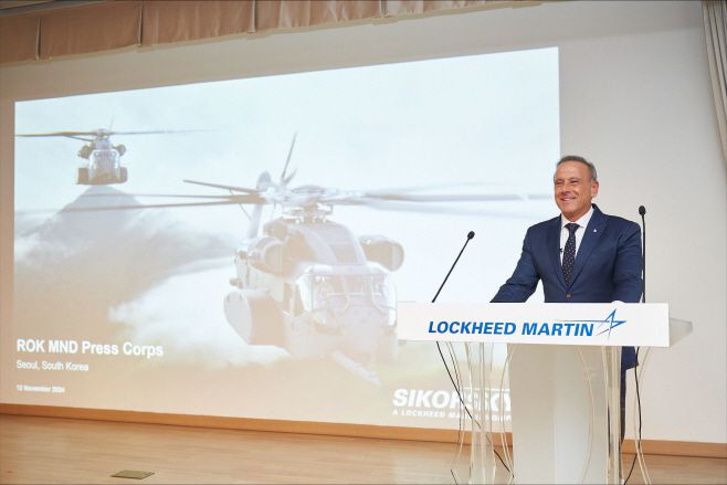 [서울=뉴스핌] 박성준 기자 = 12일 용산 국방컨벤션에서 열린 록히드마틴-시코르스키 기자간담회에서 발표를 진행하는 프랭크 크리사풀리 이사. [사진=록히드마틴 시코르스키] 2024.11.12 parksj@newspim.com