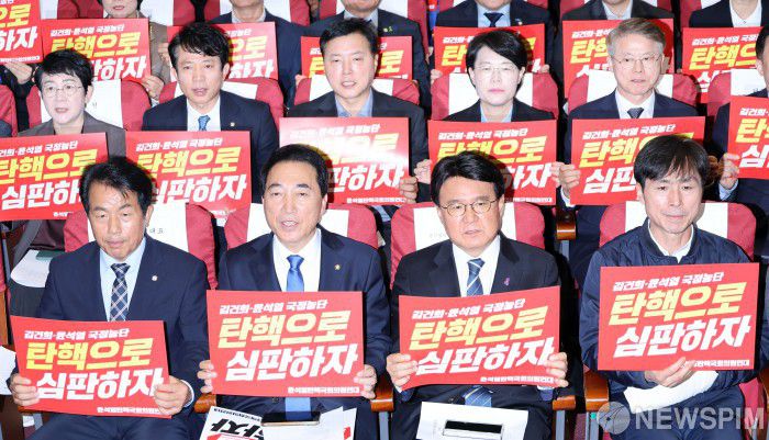 [서울=뉴스핌] 이형석 기자 = 박수현(앞줄 왼쪽 두 번째 부터)·황운하 윤석열 탄핵 국회의원 연대 공동대표가 13일 오전 서울 여의도 국회 의원회관에서 열린 윤석열 탄핵 국회의원 연대 발족식에서 피켓을 들고 구호를 외치고 있다. 2024.11.13 leehs@newspim.com