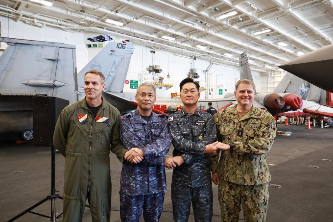 1)한미일 3국이 11월 14일(목) 제주 남방 공해상에서 한미일 다영역 훈련인 '24-2차 '프리덤 에지' 훈련을 시행하고 있다. 미국 항공모함 조지워싱턴함에서 3국의 훈련지휘관 대한민국 해군 허성재(준장) 7전단장과 그레고리 뉴커크(준장) 미 5항모강습단장(준장) 일 해상자위대 다카시 나츠이(해장보) 제4호위대군 사령, 미7함대사령관 캐처(중장)이 결의를 다지며 기념촬영을 하고 있다.