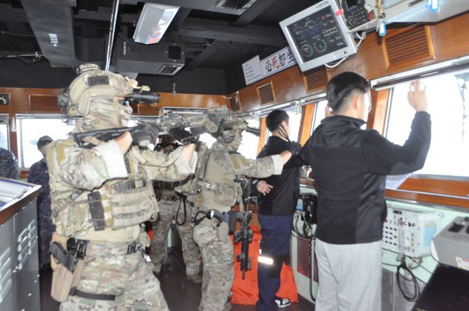 해군 UDT 장병들이 충무공이순신함에서 24-2차 한미일 '프리덤 에지' 대해적훈련을 실시하고 있다.