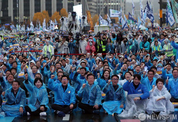 [서울=뉴스핌] 최지환 기자 = 이재명 더불어민주당 대표가 16일 오후 서울 종로구 광화문 앞에서 열린 '김건희·윤석열 국정농단 규탄·특검 촉구 제3차 국민행동의 날' 집회에서 참석자들과 구호를 외치고 있다. 2024.11.16 choipix16@newspim.com