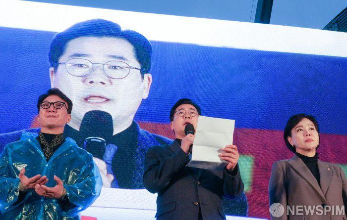 [서울=뉴스핌] 최지환 기자 = 박찬대 더불어민주당 원내대표가 16일 오후 서울 종로구 광화문 앞에서 열린 '김건희 윤석열 국정농단 규탄·특검 촉구 제3차 국민행동의 날' 집회에서 발언하고 있다. 2024.11.16 choipix16@newspim.com