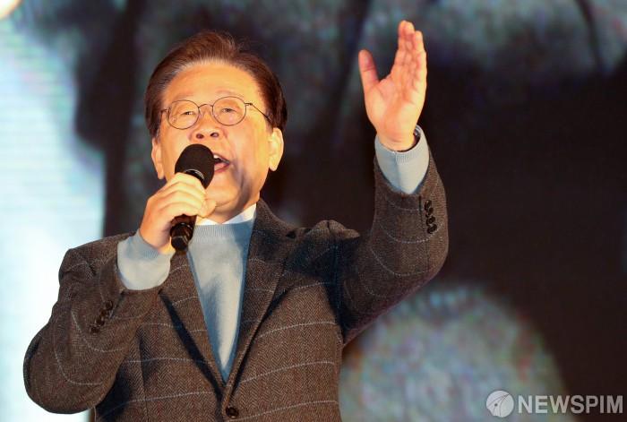 [서울=뉴스핌] 최지환 기자 = 이재명 더불어민주당 대표가 16일 오후 서울 종로구 광화문 앞에서 열린 '김건희·윤석열 국정농단 규탄·특검 촉구 제3차 국민행동의 날' 집회에서 발언하고 있다. 2024.11.16 choipix16@newspim.com