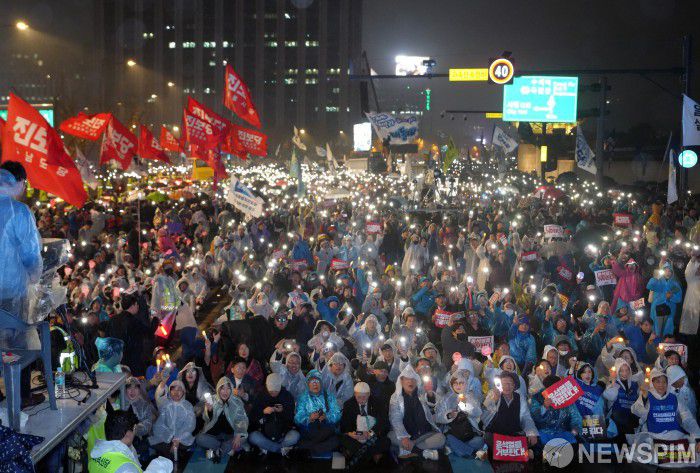 [서울=뉴스핌] 최지환 기자 = 16일 오후 서울 종로구 광화문 앞에서 열린 '윤석열을 거부한다 시민행진'에서 정당 및 시민단체 회원들이 구호를 외치고 있다. 2024.11.16 choipix16@newspim.com