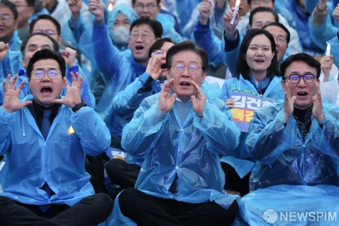 [서울=뉴스핌] 최지환 기자 = 이재명 더불어민주당 대표가 16일 오후 서울 종로구 광화문 앞에서 열린 '김건희 윤석열 국정농단 규탄·특검 촉구 제3차 국민행동의 날' 집회에서 참석자들과 함성을 지르고 있다. 2024.11.16 choipix16@newspim.com