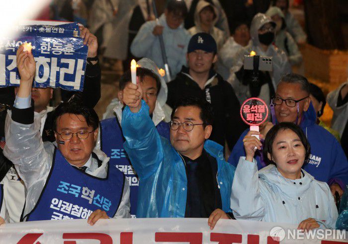 [서울=뉴스핌] 최지환 기자 =박찬대 더불어민주당 원내대표가 16일 오후 서울 종로구 광화문 앞에서 열린 '윤석열을 거부한다 시민행진'에서 촛불을 들고 행진하고 있다. 2024.11.16 choipix16@newspim.com