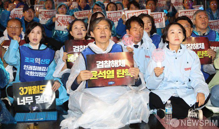 [서울=뉴스핌] 최지환 기자 =조국 조국혁신당 대표가 16일 오후 서울 종로구 광화문 앞에서 열린 '전국비상행동'이 주최하는 '김건희 특검 수용, 국정 농단 규명! 윤석열을 거부한다 시민행진' 집회에서 구호를 외치고 있다.2024.11.16 choipix16@newspim.com