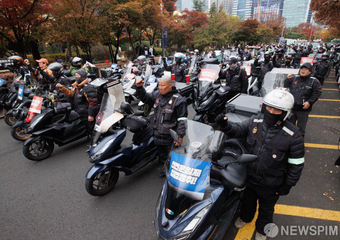 [서울=뉴스핌] 윤창빈 기자 = 라이더유니온과 화물연대 조합원들이 20일 오후 서울 여의도 국회의사당 인근에서 열린 안전입법 쟁취 공동투쟁대회에서 구호를 외치고 있다. 2024.11.20 pangbin@newspim.com