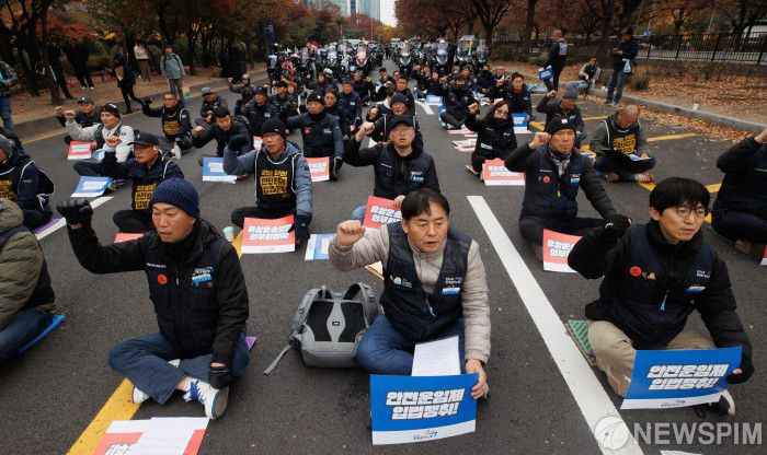 [서울=뉴스핌] 윤창빈 기자 = 라이더유니온과 화물연대 조합원들이 20일 오후 서울 여의도 국회의사당 인근에서 열린 안전입법 쟁취 공동투쟁대회에서 구호를 외치고 있다. 2024.11.20 pangbin@newspim.com