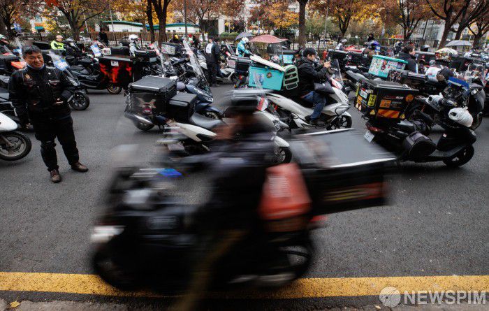 [서울=뉴스핌] 윤창빈 기자 = 라이더유니온과 화물연대 조합원들이 20일 오후 서울 여의도 국회의사당 인근에서 열린 안전입법 쟁취 공동투쟁대회에 참석하고 있다. 2024.11.20 pangbin@newspim.com