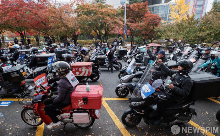 [서울=뉴스핌] 윤창빈 기자 = 라이더유니온과 화물연대 조합원들이 20일 오후 서울 여의도 국회의사당 인근에서 열린 안전입법 쟁취 공동투쟁대회에서 구호를 외치고 있다. 2024.11.20 pangbin@newspim.com