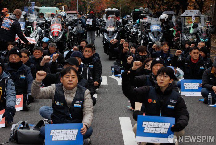 [서울=뉴스핌] 윤창빈 기자 = 라이더유니온과 화물연대 조합원들이 20일 오후 서울 여의도 국회의사당 인근에서 열린 안전입법 쟁취 공동투쟁대회에서 구호를 외치고 있다. 2024.11.20 pangbin@newspim.com