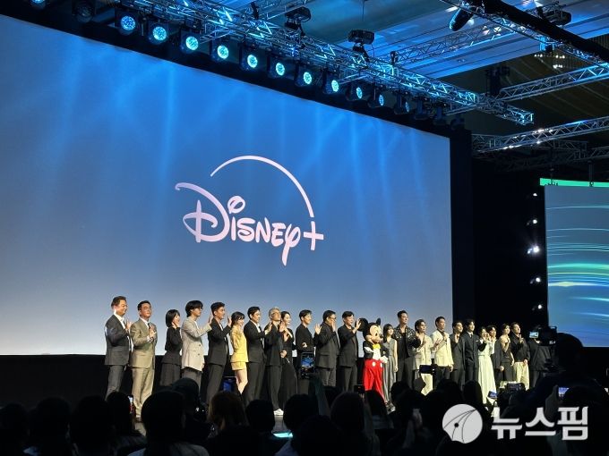 [서울=뉴스핌] 이지은 기자 = '디즈니 콘텐츠 쇼케이스' 한국 오리지널 콘텐츠에 출연하는 배우들과 감독이 디즈니의 캐릭터 미키와 포토타임을 갖고 있다.  2024.11.21 alice09@newspim.com