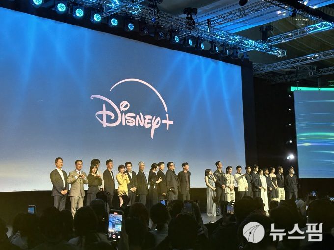 [서울=뉴스핌] 이지은 기자 = '디즈니 콘텐츠 쇼케이스' 한국 오리지널 콘텐츠에 출연하는 배우들과 감독 2024.11.21 alice09@newspim.com