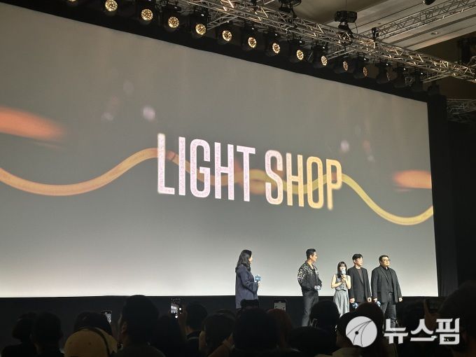 [서울=뉴스핌] 이지은 기자 = '디즈니 콘텐츠 쇼케이스' 라인업 발표 중 무대에 오른 '조명가게' 주연배우 주지훈, 박보영과 김희원 감독, 강풀 작가 2024.11.21 alice09@newspim.com
